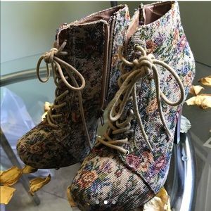 Charlotte Russe flora high heels size 8